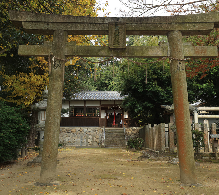 高倉神社 向かって右手に以仁王墓