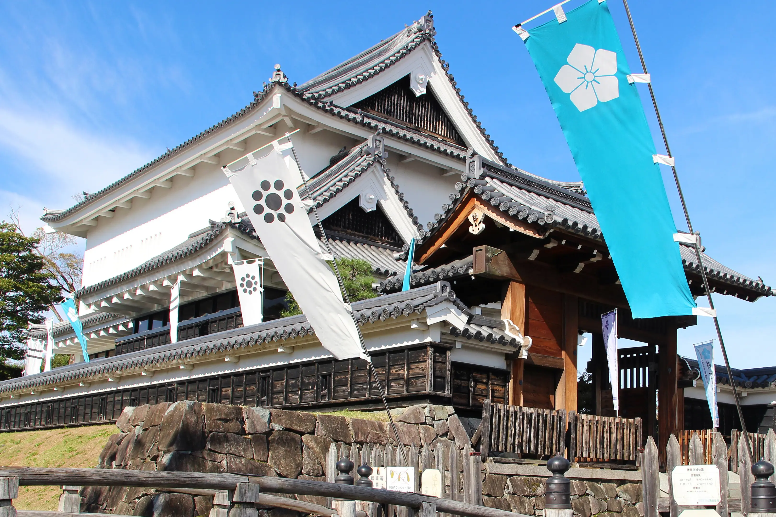 【勝竜寺城公園】外観・旗入り(3:2) (002).jpg