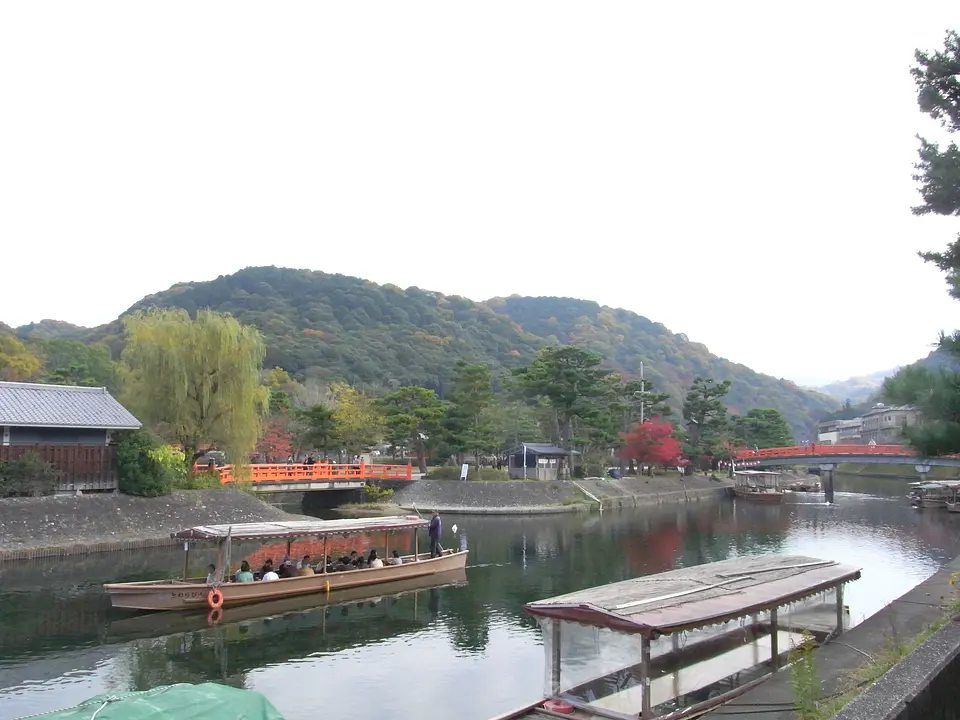 秋の宇治川と舟(宇治市).jpg