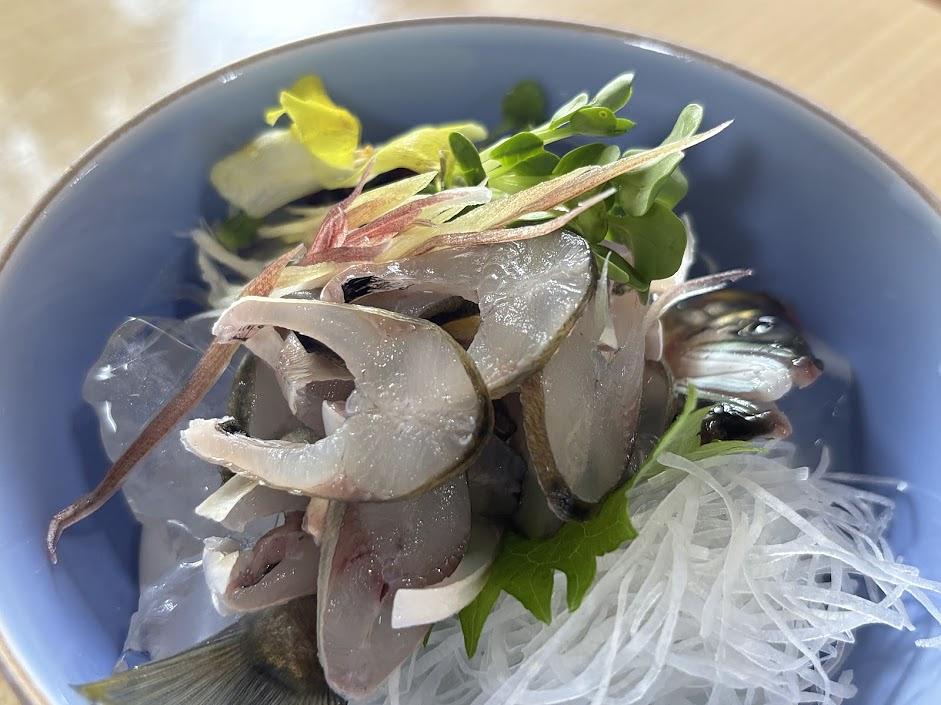美山での鮎の背越しの調理例。地元では一般家庭でも食される。