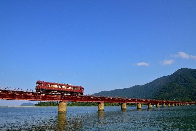 由良川橋梁を走る「丹後あかまつ号」。提供：WILLER TRAINS（京都丹後鉄道）