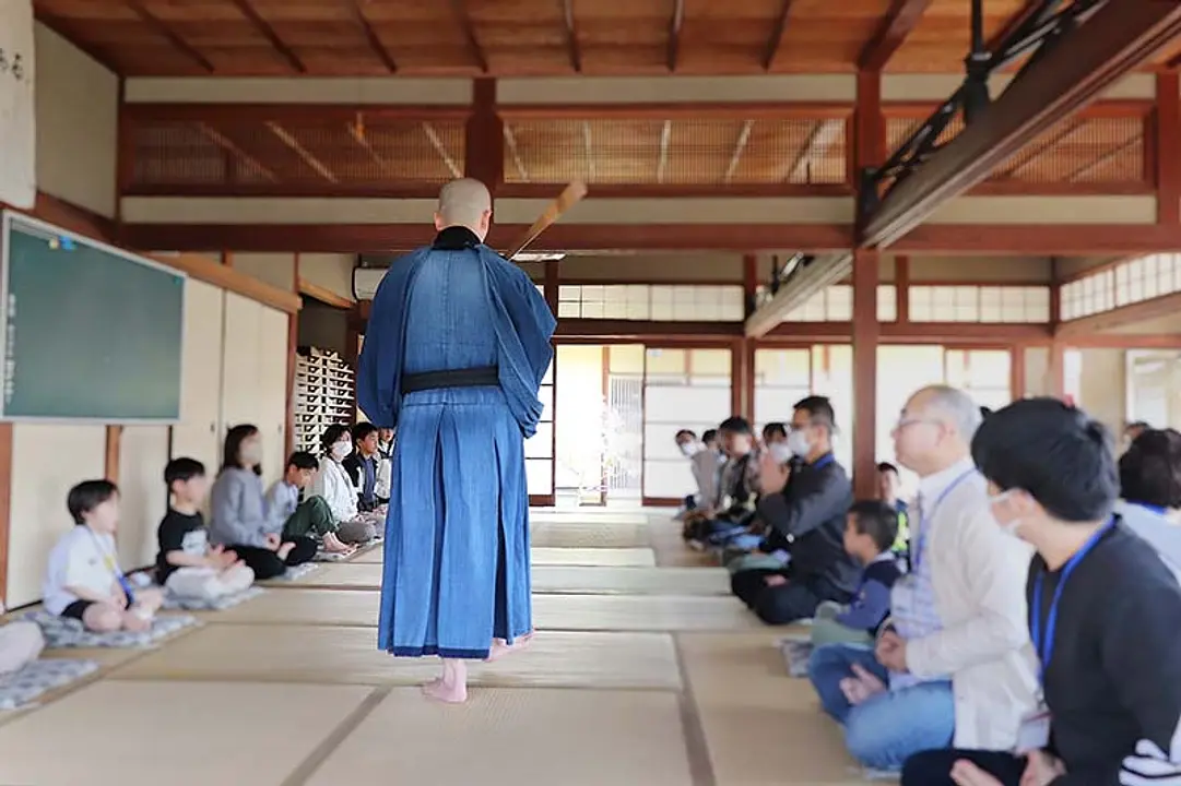 禅寺体験座禅の様子_ぼかし_800px (002).jpg