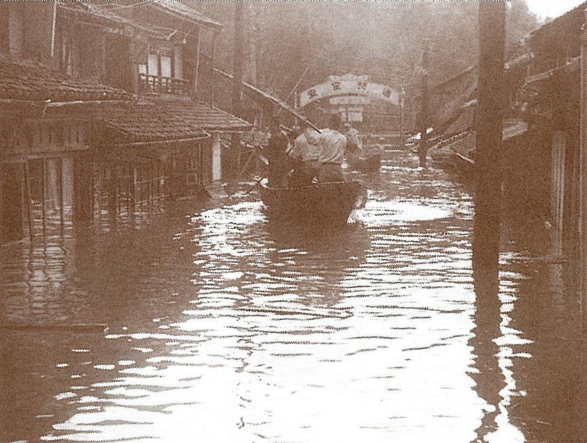 ひとたび川が氾濫すると、町は水に沈んだ