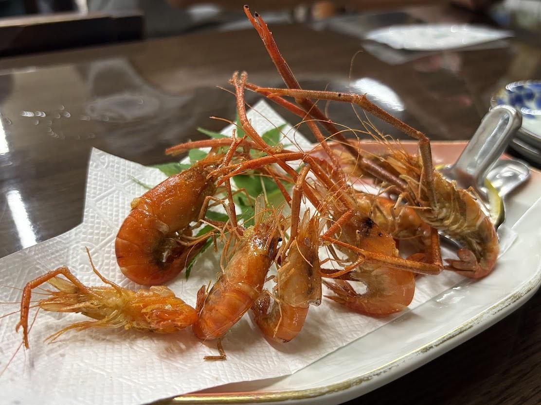 シンプルに素揚げされたテナガエビ