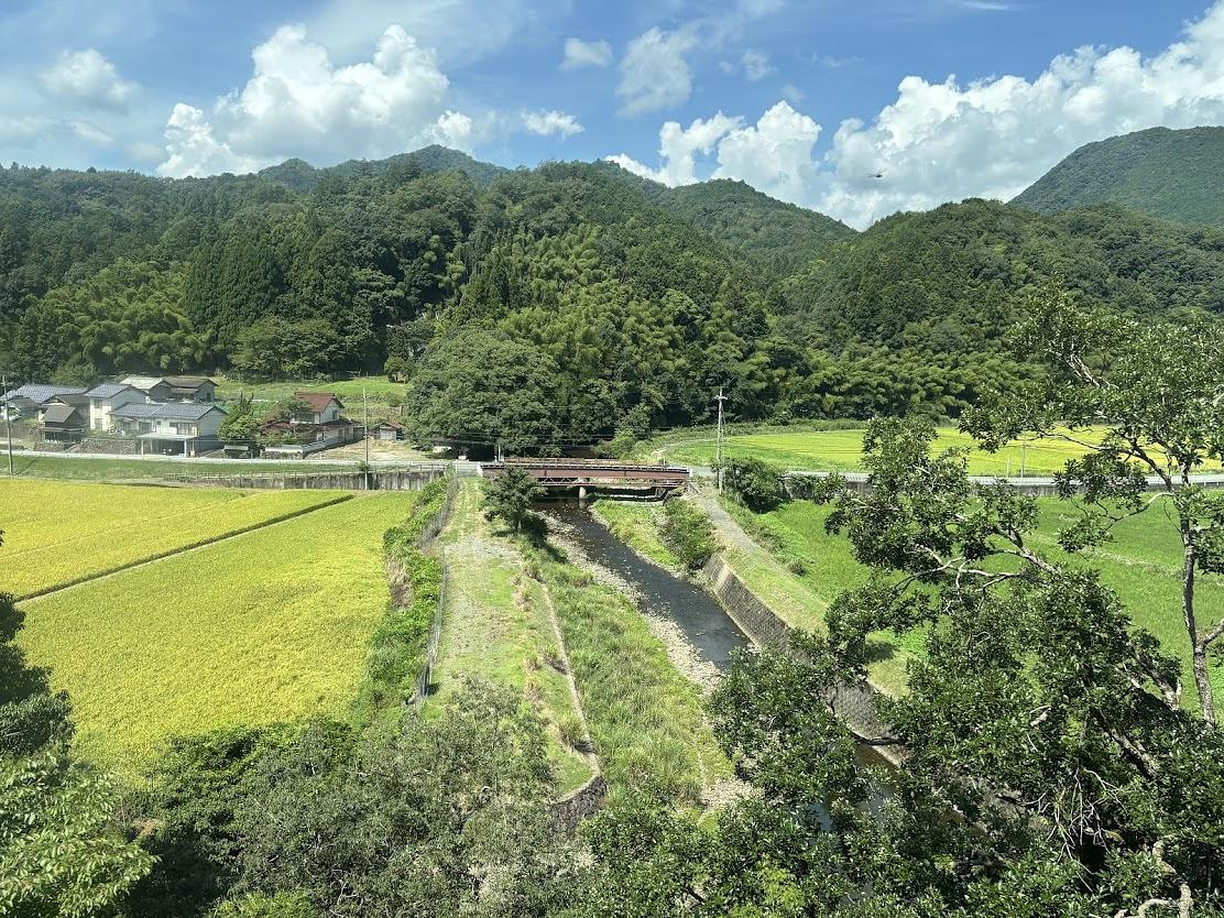 宮福線の二俣駅から大江山口内宮駅の間で、車窓から宮川を望む