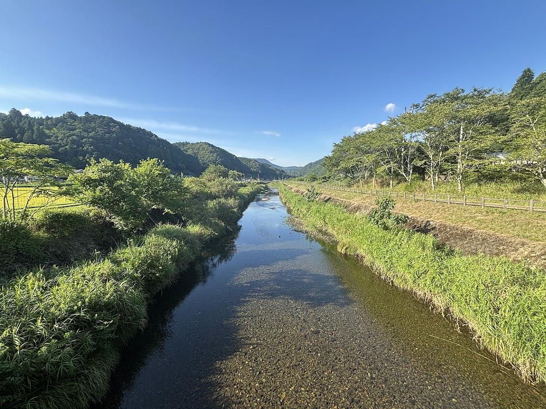 水の透明度も高く美しい宮川を、二俣駅前の橋から望む