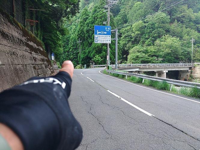 源流方面へは美山から佐々里峠へ向かう途中で京都大学芦生研究林方面へ