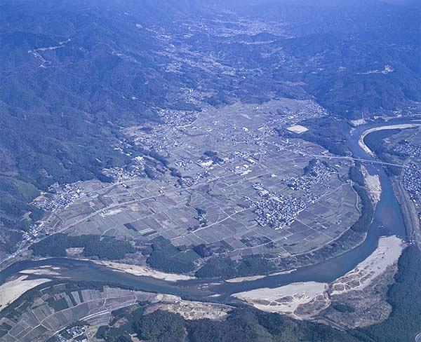 木津川の中流域で流れが蛇行した地域の北側に恭仁宮があった