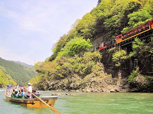 保津川下りの一部流域では、嵯峨野トロッコ列車と遭遇できる