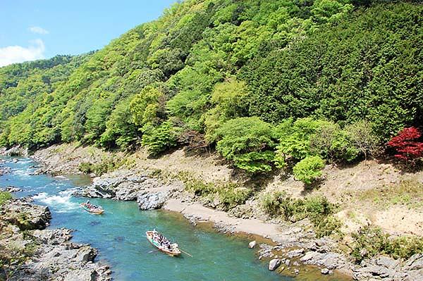 現在の観光船としての保津川下りの様子