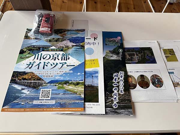 この日、配布されたのは資料とともにイヤホンガイドのレシーバーも