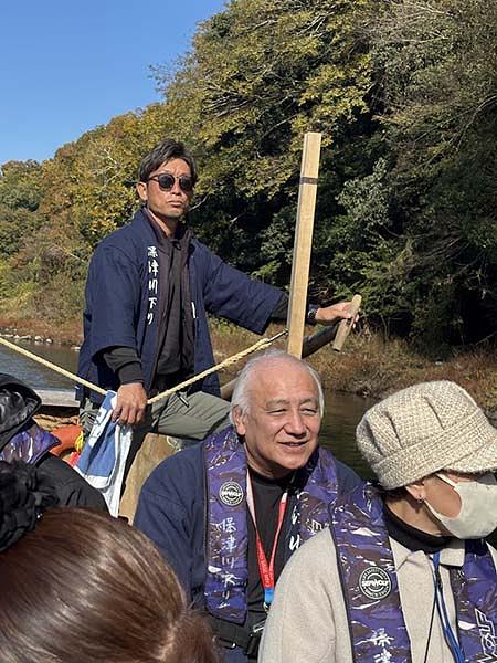 後方に陣取り、イヤホンガイドで解説をする豊田さん