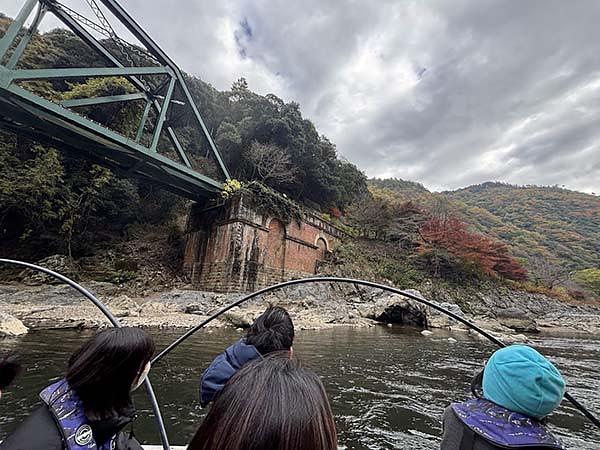 嵯峨野観光線が走る保津川橋梁を間近に見られます