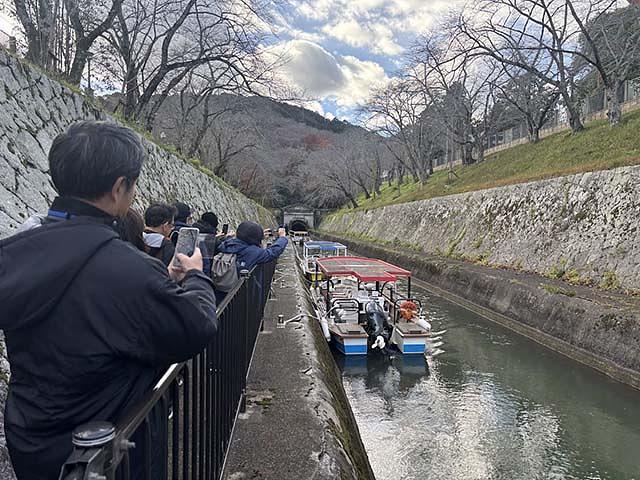 水路に停泊している船へ。乗り込む前から、みなさん撮影です。