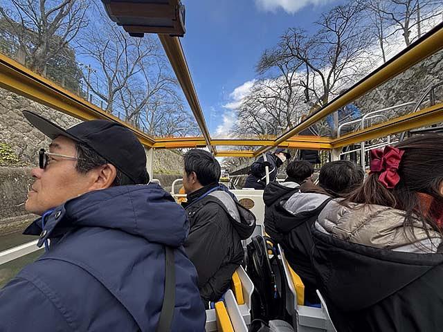 は周囲の景色が見渡せる開放的な構造。後半、解説をしていただく梅林さんも乗船。