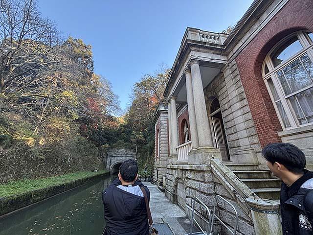 トンネル内では、映像の投影もありました。これは南禅寺水路閣の昔の写真ですね。