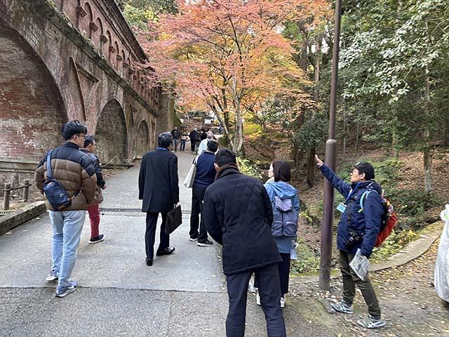 水路閣の下は記念撮影する観光客で賑わっていましたが、その横で貴重な解説。