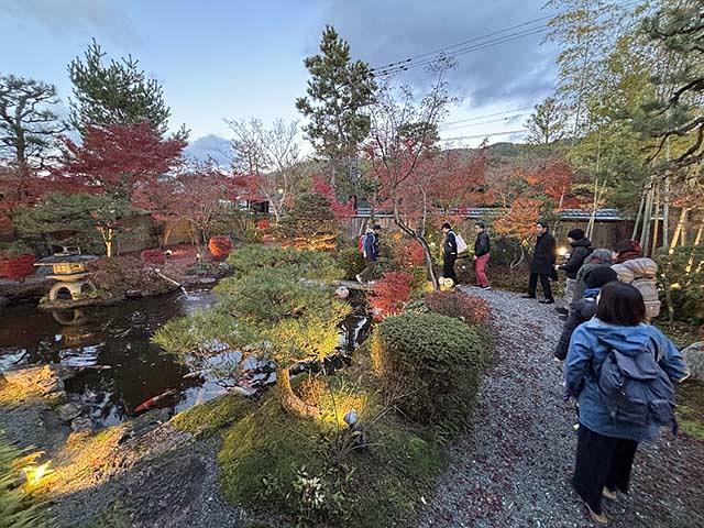  『南禅寺八千代』の庭に出て、水との歴史をしみじみ感じるみなさん。