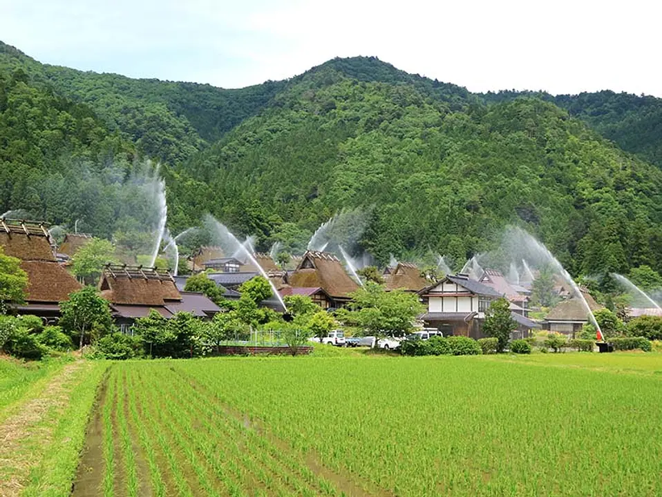  《京都駅発着》美山かやぶきの里一斉放水点検と常照皇寺を訪ねる日帰りバスツアー