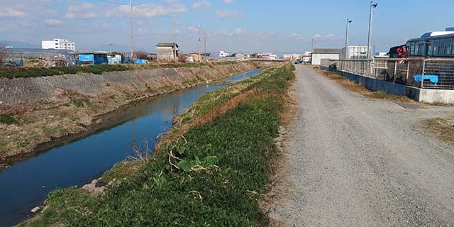 古川沿いに道が繋がっていますが、そのほとんどはグラベル(地道、未舗装路)です