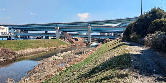 京滋バイパスと第二京阪ジャンクションの下に、古川は流れています