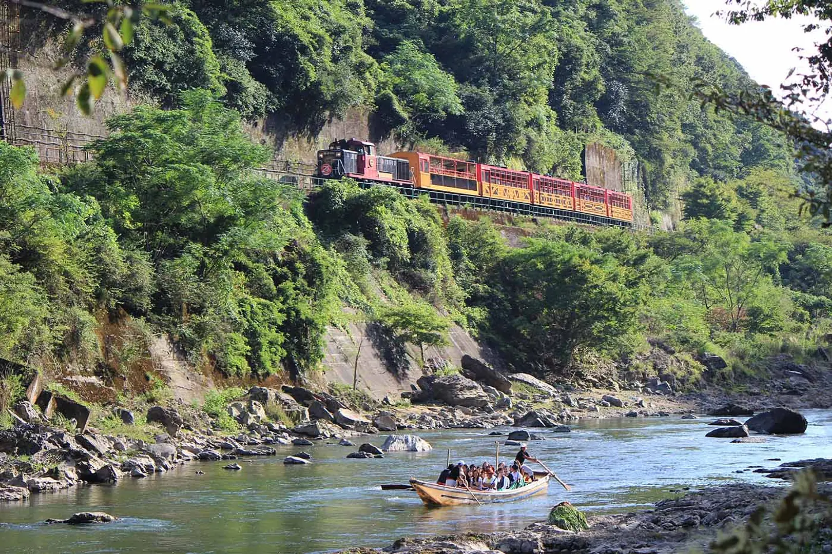 嵯峨野トロッコ列車と保津川下り