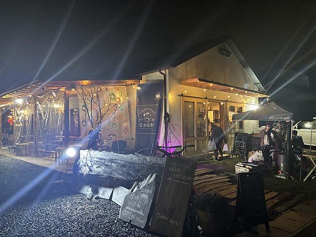玉水駅そばで週末に開催される「夜市」の様子