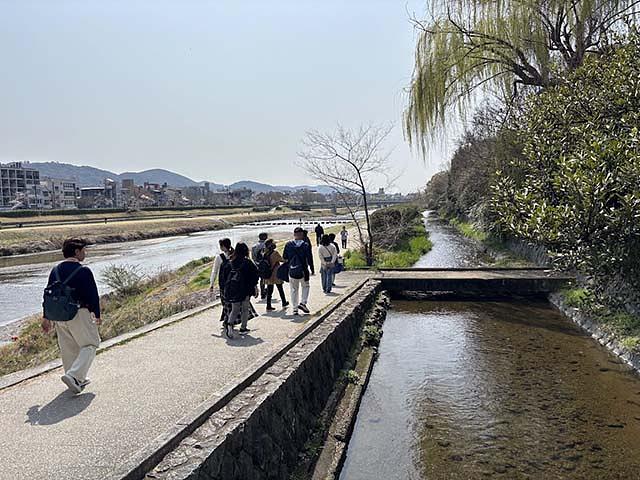 みそそぎ川を見ながら、二条大橋まで歩きます