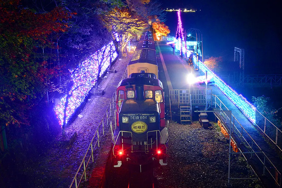 1　嵯峨野観光鉄道(ライトアップ).JPG