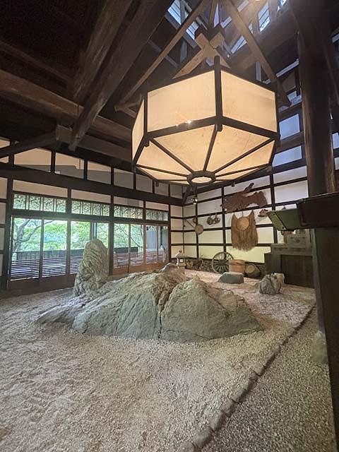 この界隈は岩盤が多く、「もみぢ家別館 川の庵」内部にも巨石がそのまま使われている。
