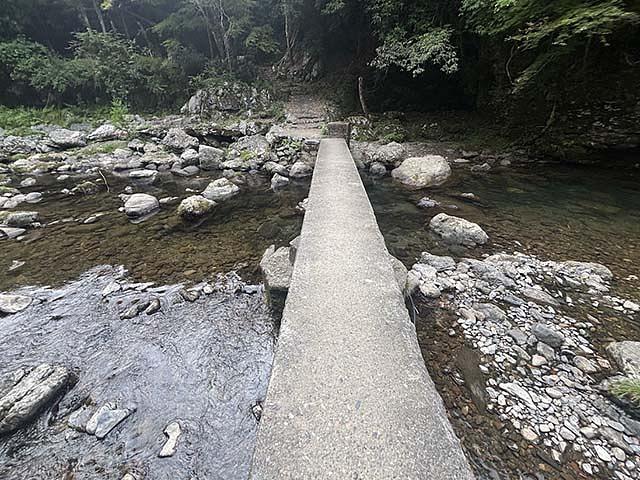 高雄橋から30分ほど川沿いに下って行くと、沈下橋に出合う。