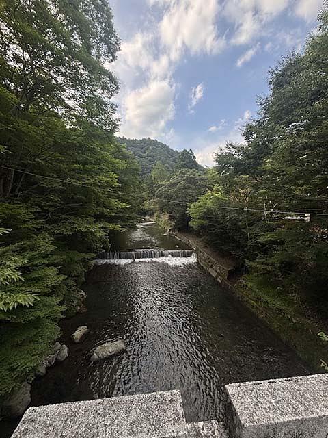 清滝発電所の近くになると、流れも穏やかになり川幅も広がる。
