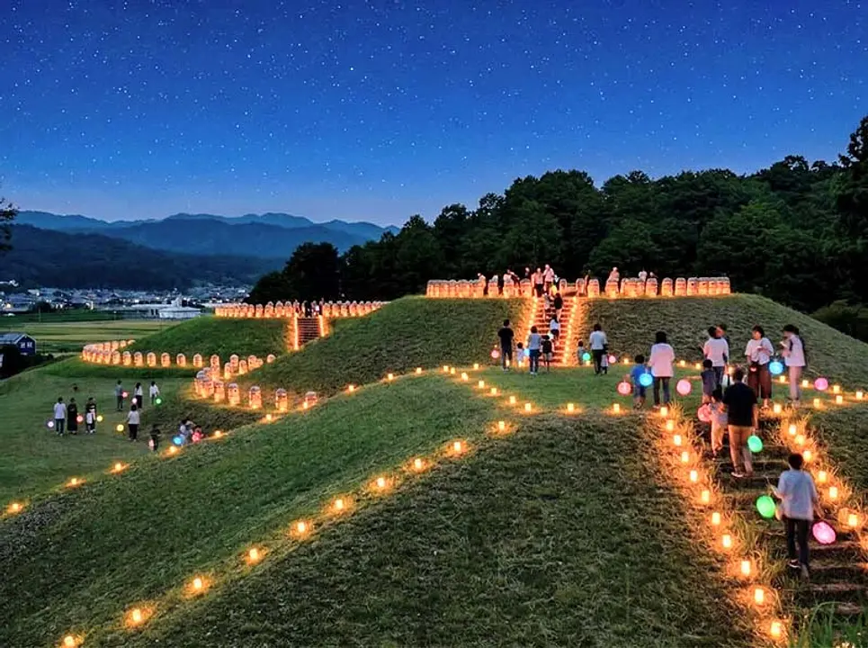 もみじと古墳が美しく出会う夜　「古墳」と「もみじ」の灯りナイト