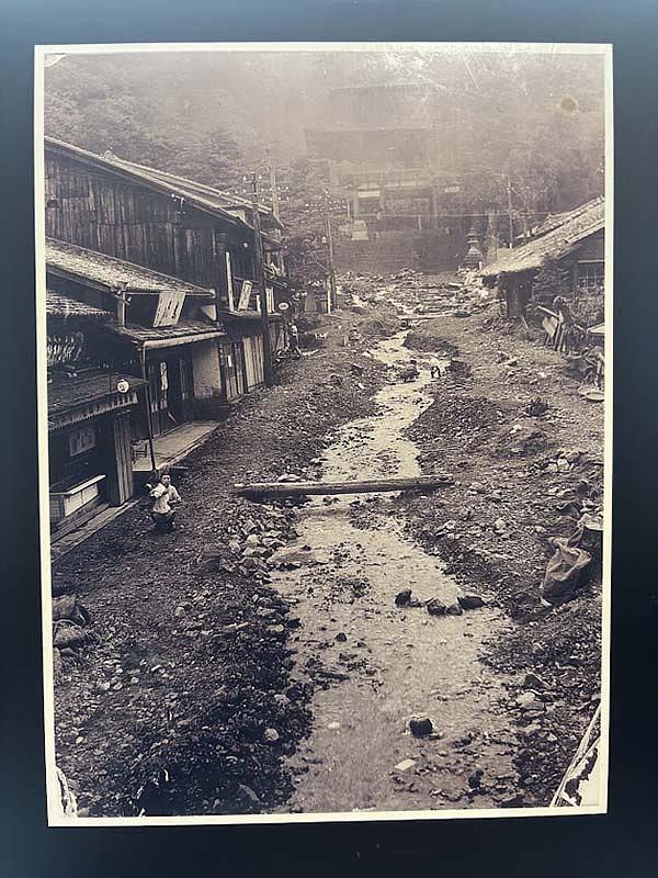 昭和10年に発生した洪水は、鞍馬の集落に詰め跡を残した。