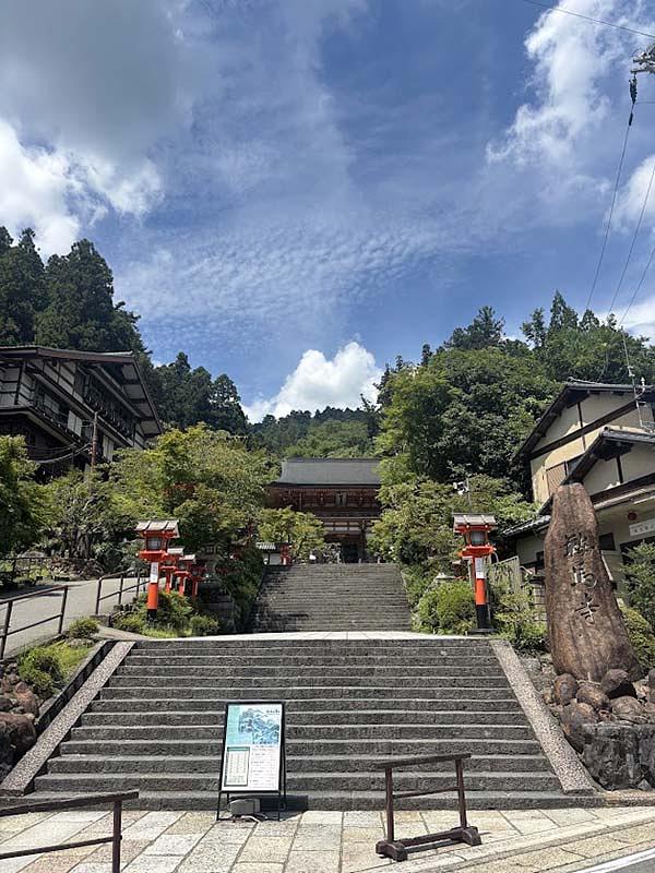 叡山電車の鞍馬駅から鞍馬街道を数分歩くと、鞍馬寺の仁王門が見える。