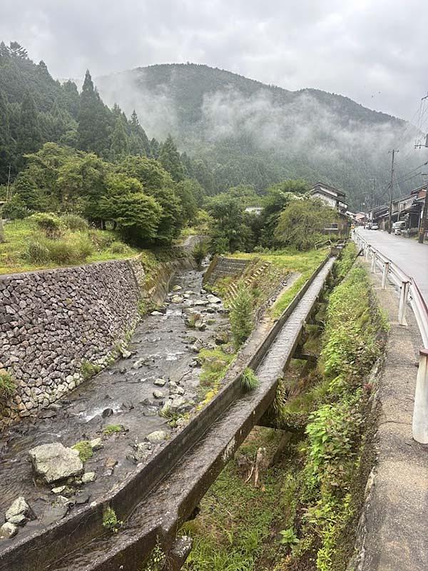 鞍馬川に沿って街道の側を流れる水路。