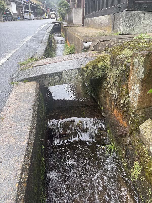 街道沿いの川側の家々の前には、常に水が流れている。
